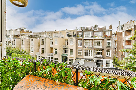 公寓楼阳台的风景 从一栋公寓楼的阳台上看出来地标住宅教会假期天际街道旅行建筑学房子历史图片