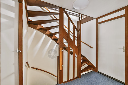 在宽敞的公寓大厅中的木楼梯绘画风格奢华压板木地板房子装饰住宅地面白色图片