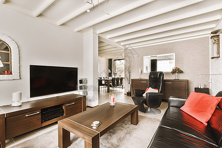一个客厅 有皮革沙发和电视机图片