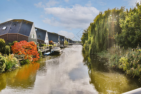 一条运河 水上装有房屋和船只池塘公园树木运河山脉反射天空森林附属旅游图片