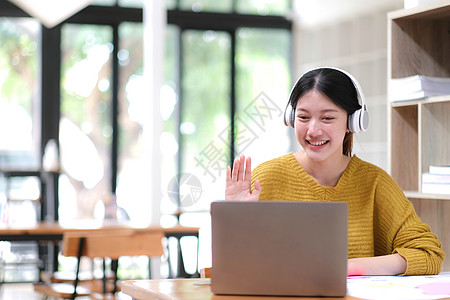 亚洲女学生在线学习班学习在线视频通话 zoom 老师 快乐的亚洲女孩用电脑笔记本电脑在线学习英语办公室技术中学校园家庭作业女士学图片