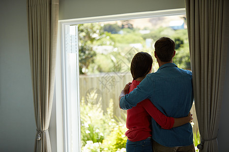 他们最快乐的地方是一起的 一家成熟夫妇从家里窗外向外看后视场景的照片图片
