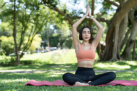 练习瑜伽的年轻女子 和谐 冥想 健康的生活方式 放松 瑜伽 自我保健 正念概念图片