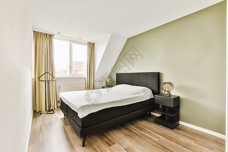 带有床和大窗户的卧室木地板地面公寓建筑学风格花瓶墙壁家具奢华房子图片