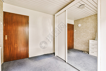 浴室 用木门和白墙高清图片