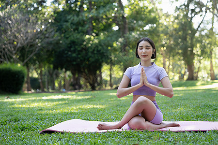 快乐的年轻女子在户外做瑜伽的肖像 Yoga和放松概念 美丽的女孩练习Asana姿势女士健康活力运动专注冥想公园身体活动图片