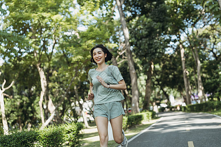 运动快乐的亚裔女性跑步者 她早上在公园里跑步森林锻炼慢跑者训练女孩运动员女士活力耐力体育图片