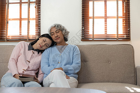 女人在家和快乐的外婆坐在一起时看书读书沙发乐趣童年退休奶奶故事孙子女士幸福家庭图片