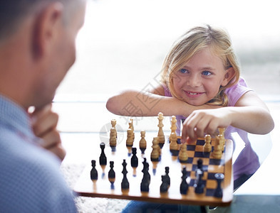 教她策略技巧 一个父亲和他年轻的女儿一起下国际象棋青年爸爸游戏战略孩子房子成人孩子们家庭父母图片