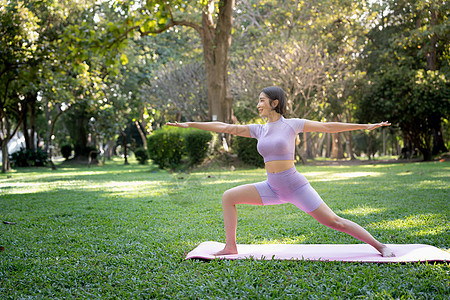 在花园里做瑜伽锻炼的年轻女子的画像 生活方式健身和健康的概念 亚洲女性正在公园里练习瑜伽女士娱乐运动专注活动冥想女孩成人平衡训练图片