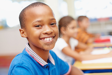 受启发的孩子成为顶尖成就者 自信的非洲-美国男孩在他的班级里对你微笑——复制空间图片