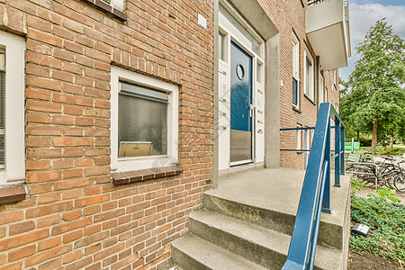 带有楼梯的砖楼公寓大楼前门阳台窗户建筑学入口城市玻璃街道公寓住宅房子图片