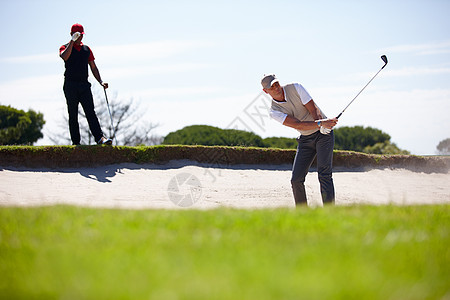 两个帅哥在打高尔夫球 玩高尔夫游戏图片