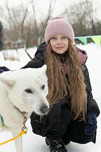 冬季女子成年年轻女孩动物雪狗宠物公园(Pact Park)图片