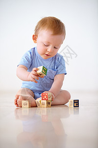 在家里安全成长 一个可爱的男孩子在家中长大 他很可爱学习婴儿积木玩具活力探索儿童青年生长男性图片
