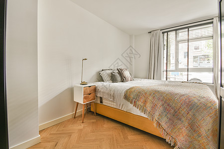 带有床和窗户的卧室木头枕头房间旅馆房子奢华汽车套房家具墙壁图片