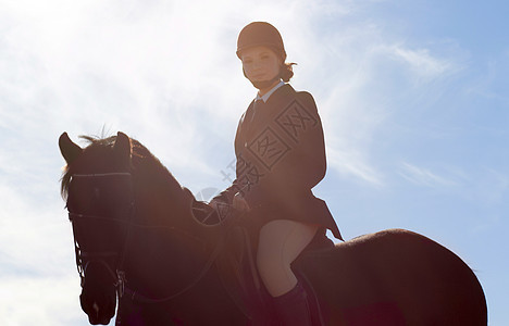 他骑的像风一样 一位美丽的年轻女子骑着她的马女性骑师成人黑发骑士骑马女孩动物骑术马术图片