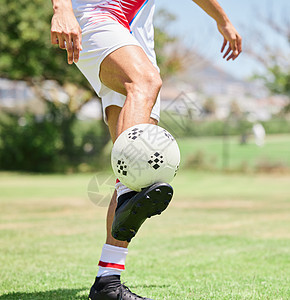 足球控制 足球运动员和足球场上的练习技巧 比赛游戏或体育场草坪上的运动训练 足球运动员的脚 运动员的动作和草坪上的进球天赋图片