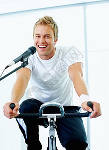 在健身房玩得很开心 帅哥在健身房转车时唱一首歌图片