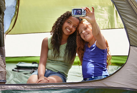 两个年轻朋友在露营旅行时 拍了一张自己的相片 -你认识她吗?图片