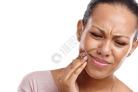 在白色工作室背景下 因智齿 手术或牙科急症而疼痛的女人 手和嘴巴 白色背景下患有口腔 牙龈或牙齿疼痛疼痛的孤立女性图片
