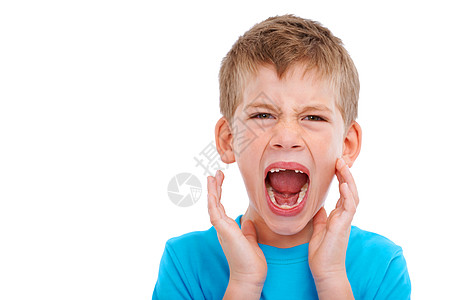 沮丧的孩子 工作室肖像和愤怒的面部表情在白色背景下大喊大叫 以保持 男孩 在童年时因沮丧的情绪 多动症和自闭症而哭泣和孤图片