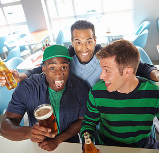 我们喜欢啤酒 三个朋友在酒吧喝啤酒和欢呼的风景最好图片
