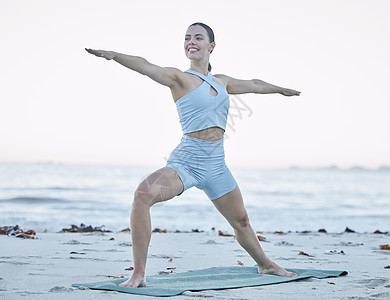 在巴厘岛 女人 海滩上的瑜伽和健身 沙滩上的冥想和训练 平衡和快乐的健康生活方式 年轻女性 在海上 海洋和大自然中锻炼和普拉提锻图片
