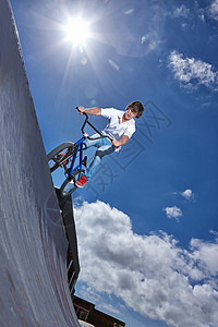 练习x游戏 一个十几岁的男孩在滑板场骑BMX的全拍男生训练男性青年男人娱乐极限自行车运动成人图片