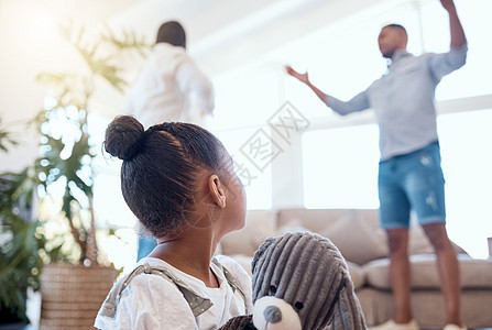 争论 离婚和害怕的孩子在客厅里带着泰迪熊在现代房子里寻求安慰 家庭 分手和父母在家中休息室的女孩面前因分歧而争吵图片