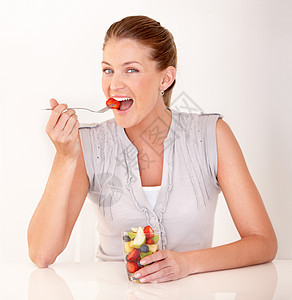健康的饮食可以改善她的一天 一个可爱的年轻女人 吃健康水果沙拉图片