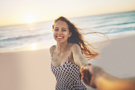 天堂永远不会太远 一个年轻女人在海滩拉着别人的手 (笑声)图片