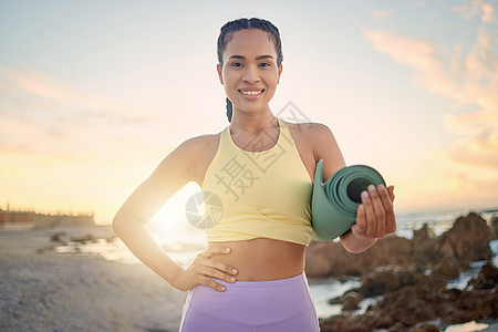 海滩 健身和带瑜伽垫的女性肖像准备训练 伸展或锻炼 禅脉轮 日落和女性为正念 健康和健康的普拉提锻炼做准备图片