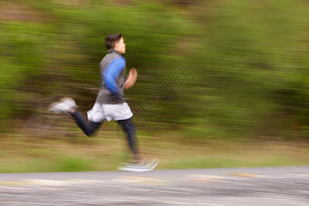 烧了道路 模糊的画面 一个年轻人在路上奔跑图片