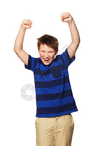 我是一个赢家 一个年轻男孩的肖像 举起手来庆祝图片