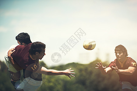一个年轻的橄榄球运动员 执行一个中马卡的传球比赛图片