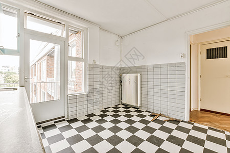 a 翻修后客厅 有一格式地板公寓木头瓷砖白色沙发装饰地面窗户财产房子图片