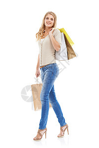 买东西后感觉好点了 一个漂亮女人的肖像 在白色背景下拿着购物袋冒充头发女士成人姿势休闲装女性金发女郎微笑购物背景图片