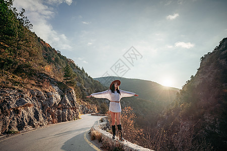 穿着棕帽子和白色毛衣的女旅行者 看着惊人的山峰和森林 漫游概念 大气史诗时刻爬坡流浪者女性背包女孩远足旅游假期冒险树木图片