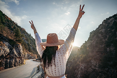 穿着棕帽子和白色毛衣的女旅行者 看着惊人的山峰和森林 漫游概念 大气史诗时刻背包流浪者远足游客旅行荒野远足者晴天自由探索图片