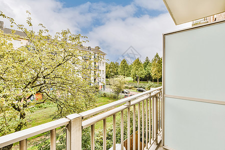 公寓阳台的风景树木椅子草地建筑学窗户房子天空植物财产公园图片