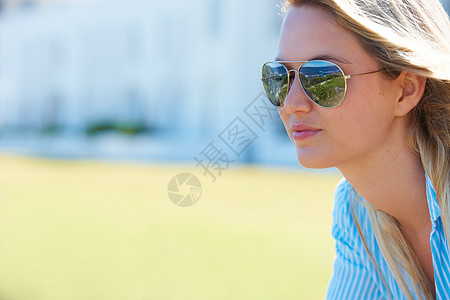 寻找那个夏天的乐趣 一个美丽的年轻女人在户外图片