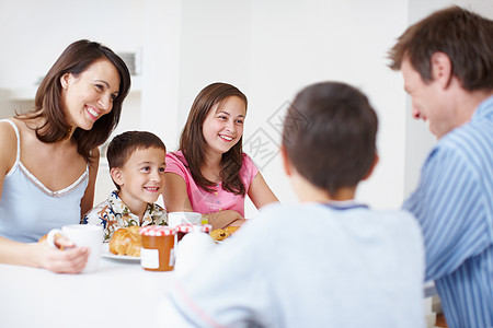 做早餐好玩 一个爱心的家庭 在早餐桌边享受彼此陪伴的快乐家庭图片