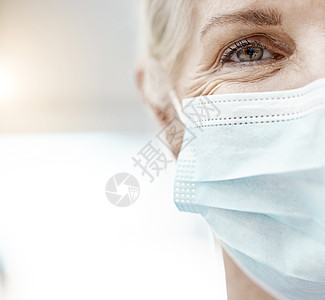 Covid 面部和眼睛与一位戴着面具的高级女性一起 以确保安全或保护内部模型 冠状病毒流行或爆发期间成年女性患病的医疗 健康和肖图片