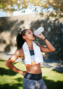 一位运动的年轻女子在外出锻炼时喝水 她要求停止快速加油的机会图片
