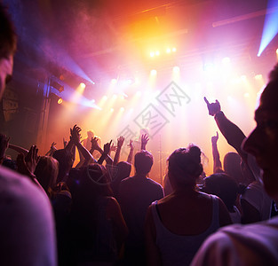 派对活动 夜总会节日或舞池音乐会中的人群 舞台灯光和现场乐队音乐 人们 音乐家和观众在聚光灯下的社交迪斯科 技术狂欢或摇滚娱乐中图片