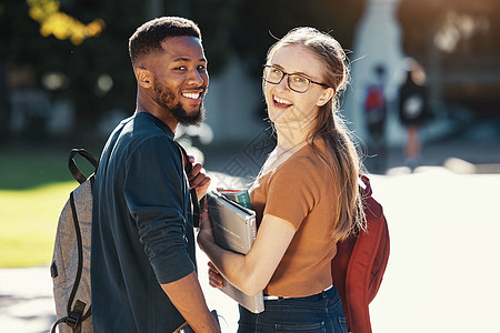 教育 大学和学生与情侣在校园里进行学术和学习 黑人男人 女人和微笑的肖像 拿着书学习 户外和大学生活图片