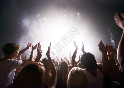 音乐会 现场音乐和人们在活动 派对或夜总会中跳舞 充满活力 自由和乐趣 乐队 音乐家或 dj 娱乐在音乐节上演奏或在室内场地与人图片