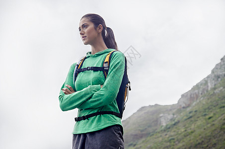 她喜欢跑步 一位美丽的年轻女子站在风景优美的山顶上 准备远走高飞呢远足女士农村活动女性成人运动装运动训练活力图片