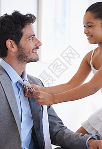 她可以教他关于领带的一两件事 一位父亲和年幼的女儿在早上一起分享片刻图片